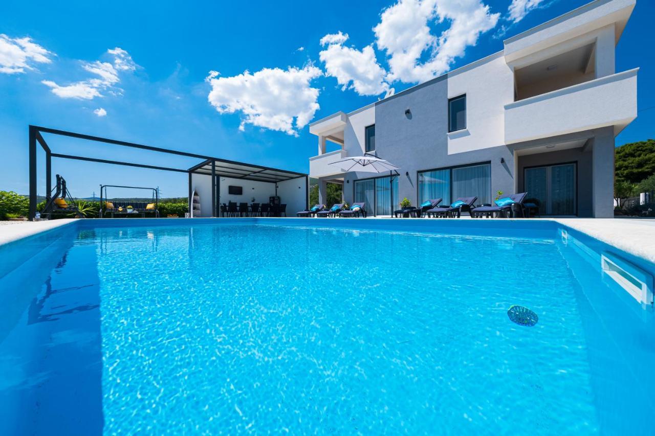 Villa Sky - Heating Pool Kaštel Novi Buitenkant foto