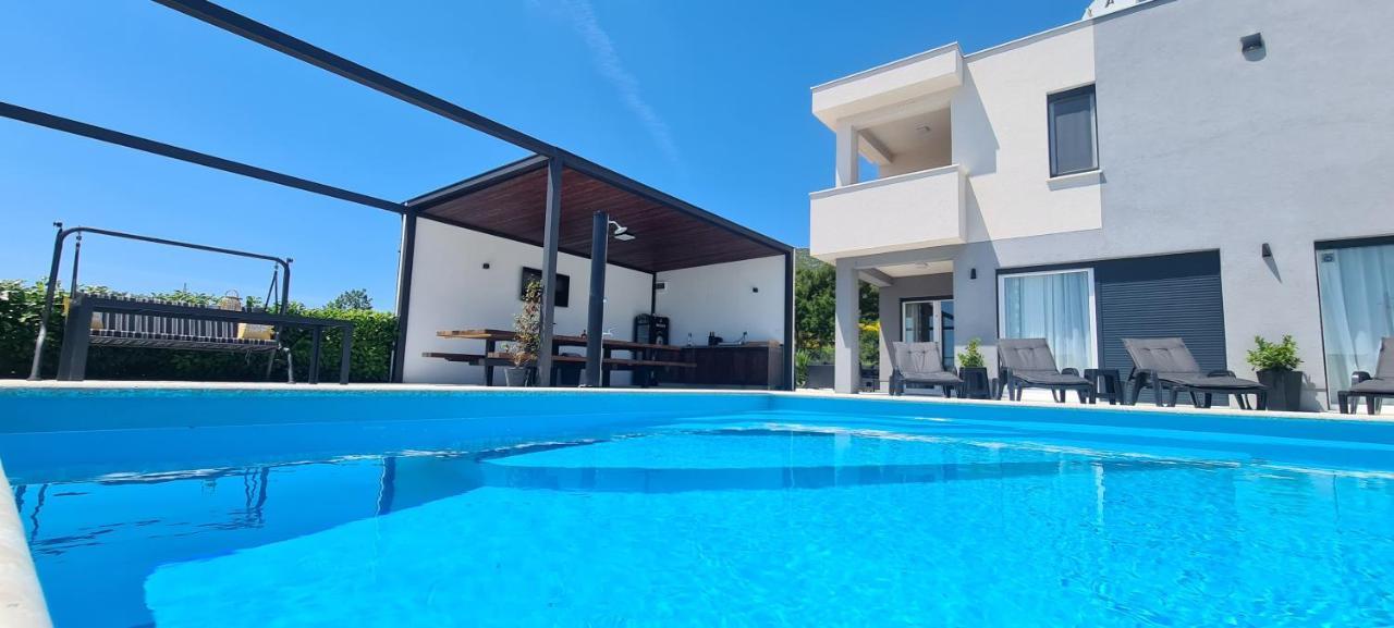 Villa Sky - Heating Pool Kaštel Novi Buitenkant foto