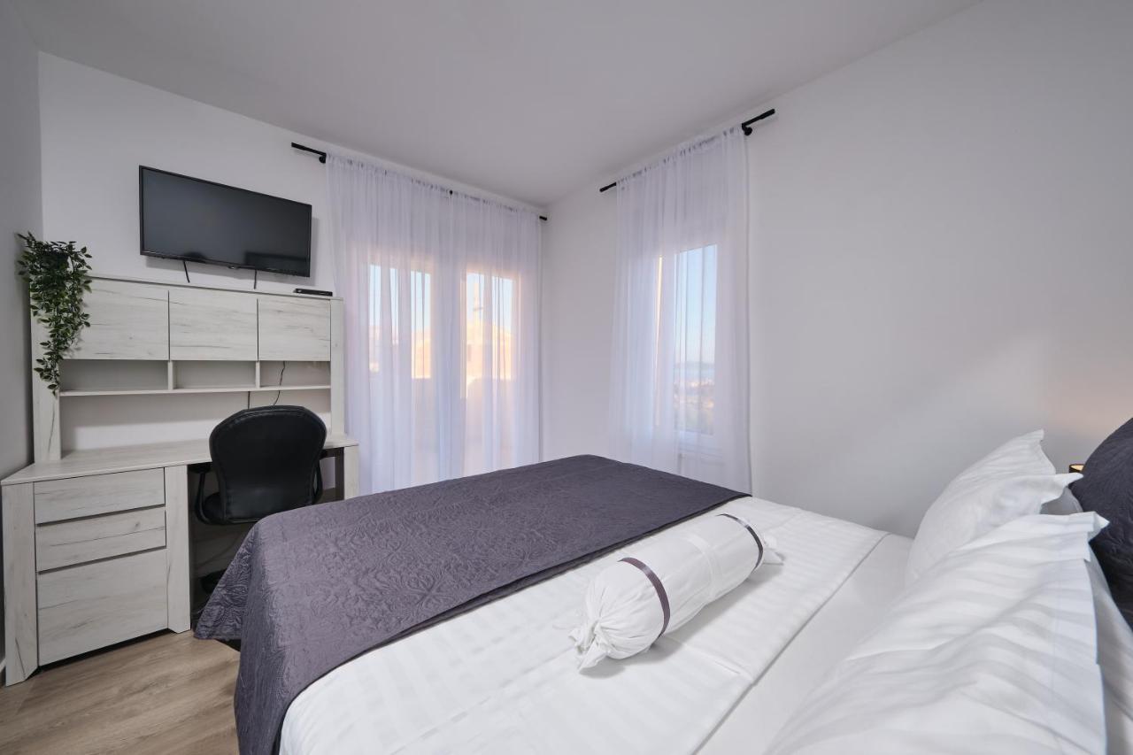 Villa Sky - Heating Pool Kaštel Novi Buitenkant foto
