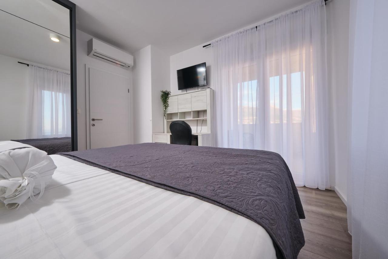 Villa Sky - Heating Pool Kaštel Novi Buitenkant foto