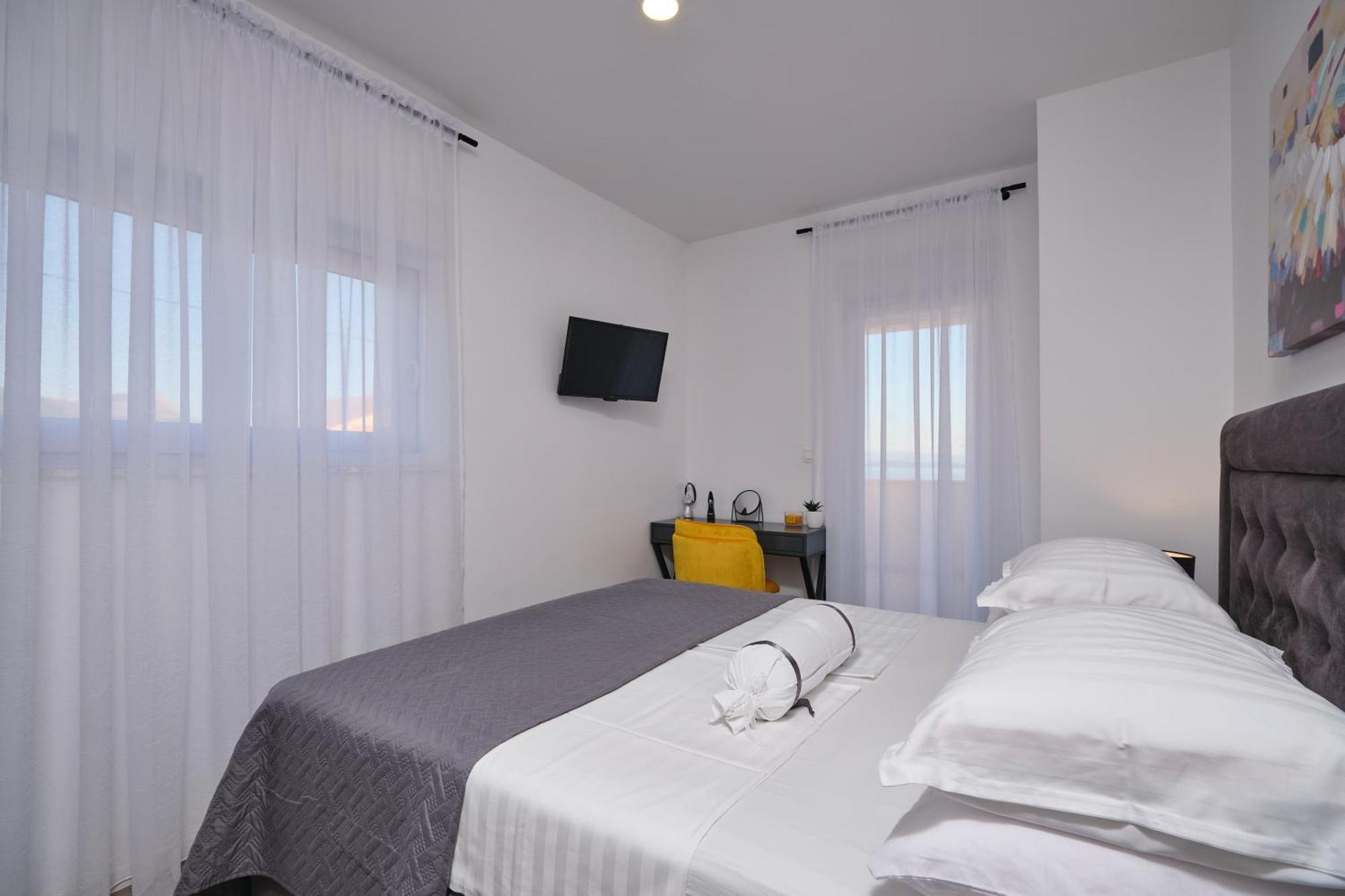 Villa Sky - Heating Pool Kaštel Novi Buitenkant foto