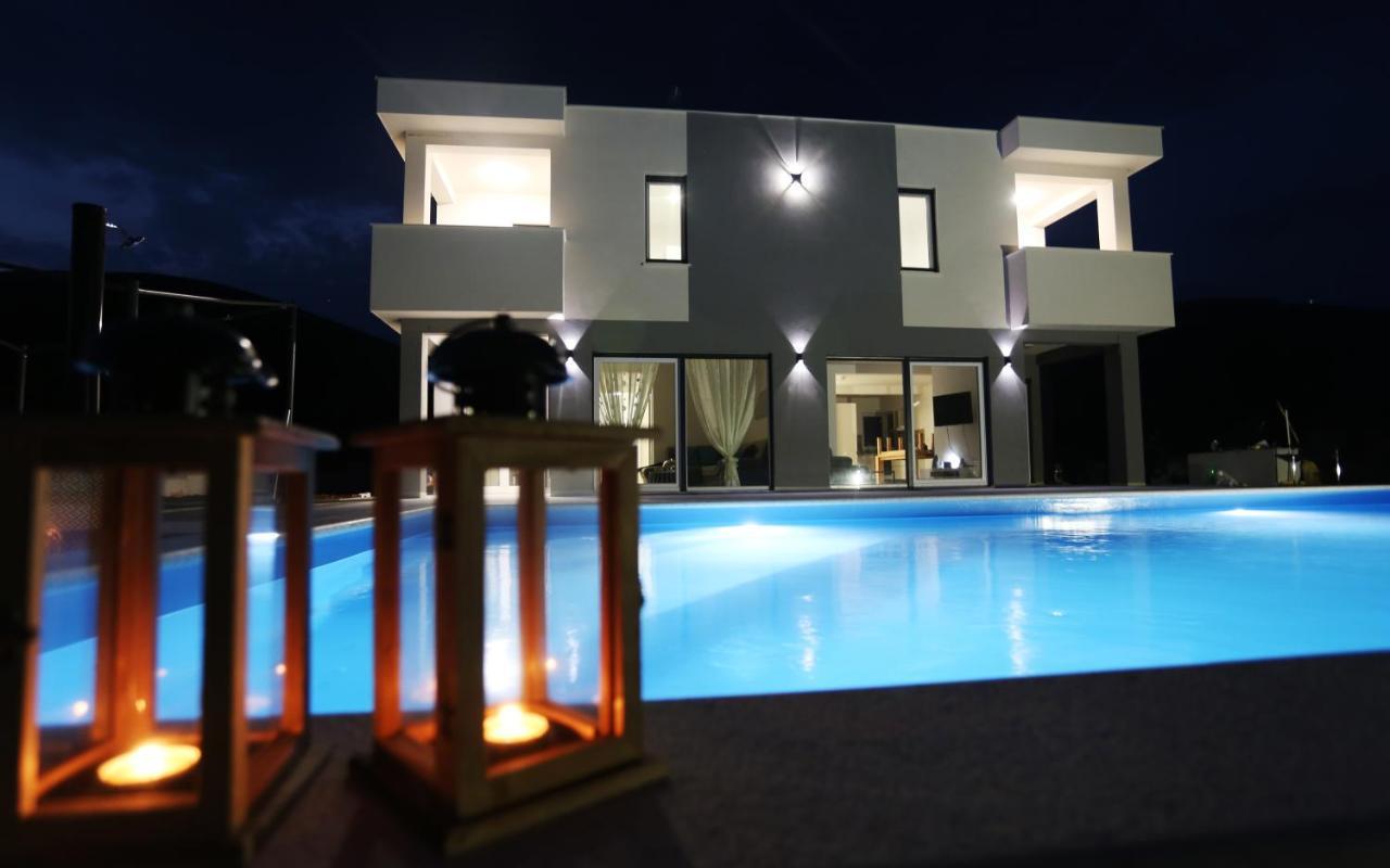 Villa Sky - Heating Pool Kaštel Novi Buitenkant foto